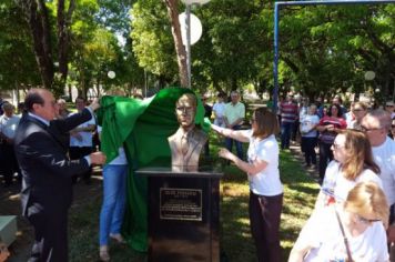 Foto - BUSTO NA PRAÇA