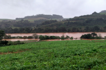 Foto - ESTRAGOS DA CHUVA