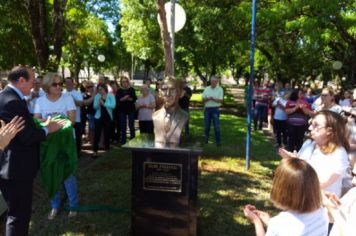 Foto - BUSTO NA PRAÇA