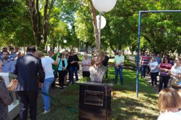 Foto - BUSTO NA PRAÇA