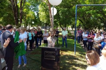 Foto - BUSTO NA PRAÇA