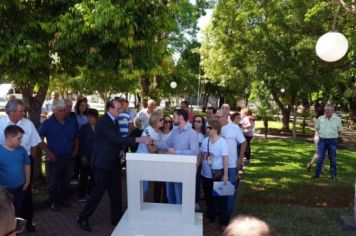 Foto - BUSTO NA PRAÇA