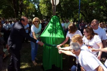 Foto - BUSTO NA PRAÇA