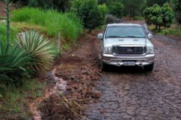 Foto - CHUVA CAUSA ESTRAGO NAS ESTRADAS