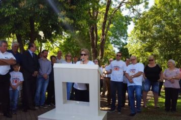 Foto - BUSTO NA PRAÇA