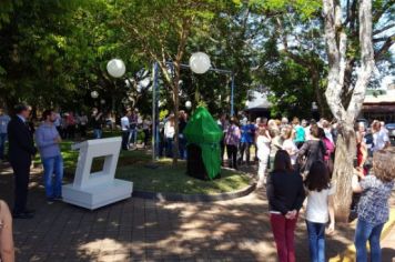 Foto - BUSTO NA PRAÇA