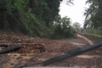 Foto - ESTRAGOS DA CHUVA