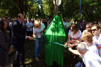 Foto - BUSTO NA PRAÇA