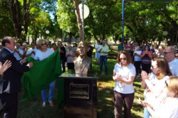 Foto - BUSTO NA PRAÇA