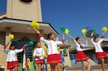 Foto - DESFILE SALTINHO