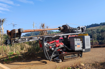 Máquina utilizada para a implantação da estaca raiz chega ao local da obra de construção da nova ponte em Rodeio Bonito