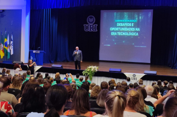 Professores de Rodeio Bonito participam de palestra com Leandro Karnal em Frederico Westphalen