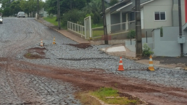 REPAROS NO CALÇAMENTO SÃO REALIZADOS