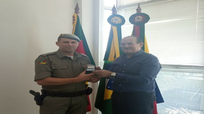 ADMINISTRAÇÃO MUNICIPAL ENTREGA EQUIPAMENTO PARA BRIGADA MILITAR