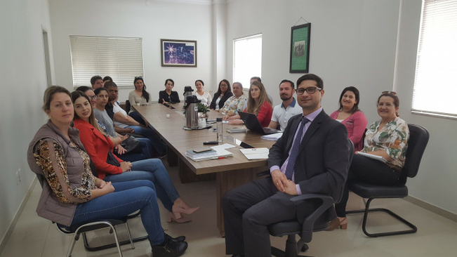 CANDIDATOS A CONSELHEIROS TUTELARES PARTICIPAM DE REUNIÃO COM PROMOTOR