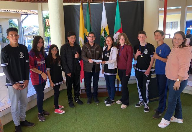 Prefeito Paulo Duarte visita educandário e recebe carta aberta elaborada por estudantes