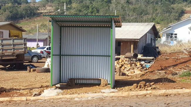 PARADAS DE ÔNIBUS SÃO INSTALADAS