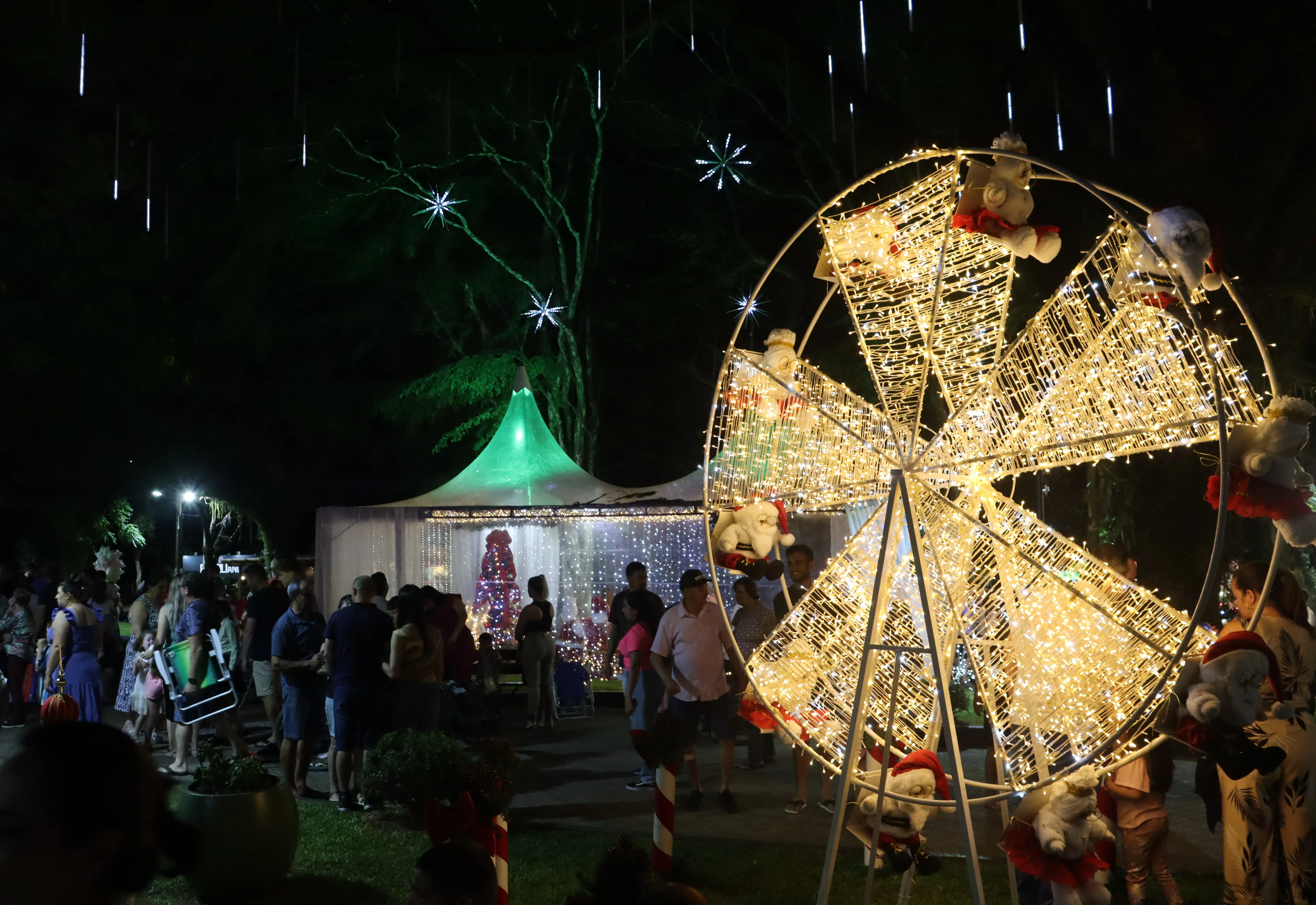 Rodeio Bonito abre a programação natalina com o acendimento das luzes e apresentação do Coral Navegantes