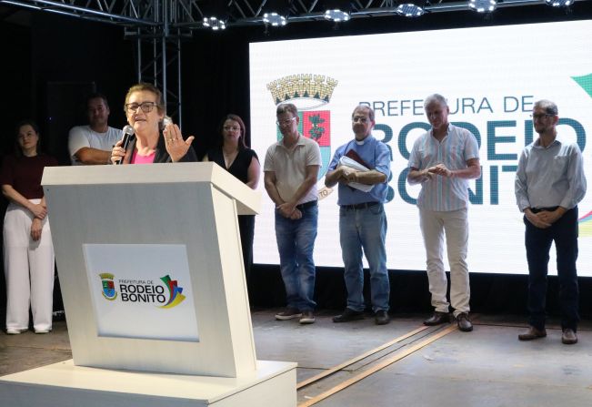 Acendimento das luzes marca a abertura da programação natalina em Rodeio Bonito