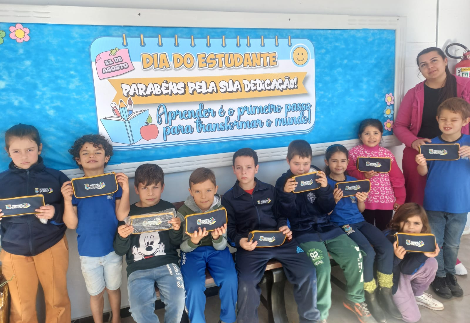 Escolas Municipais de Rodeio Bonito celebram o Dia do Estudante com presentes e espetáculo teatral