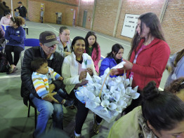 FAMÍLIAS CONFRATERNIZAM NA ESCOLA